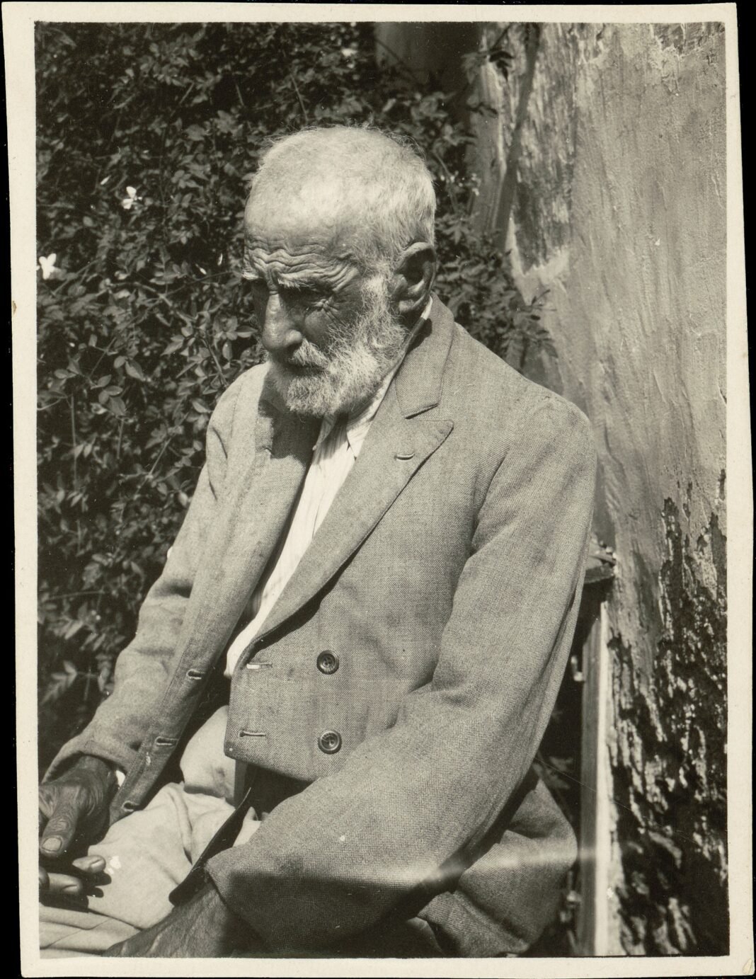 📸 Ο Χαλεπάς στον κήπο του σπιτιού του, στον Πύργο. Ιδιωτική Συλλογή