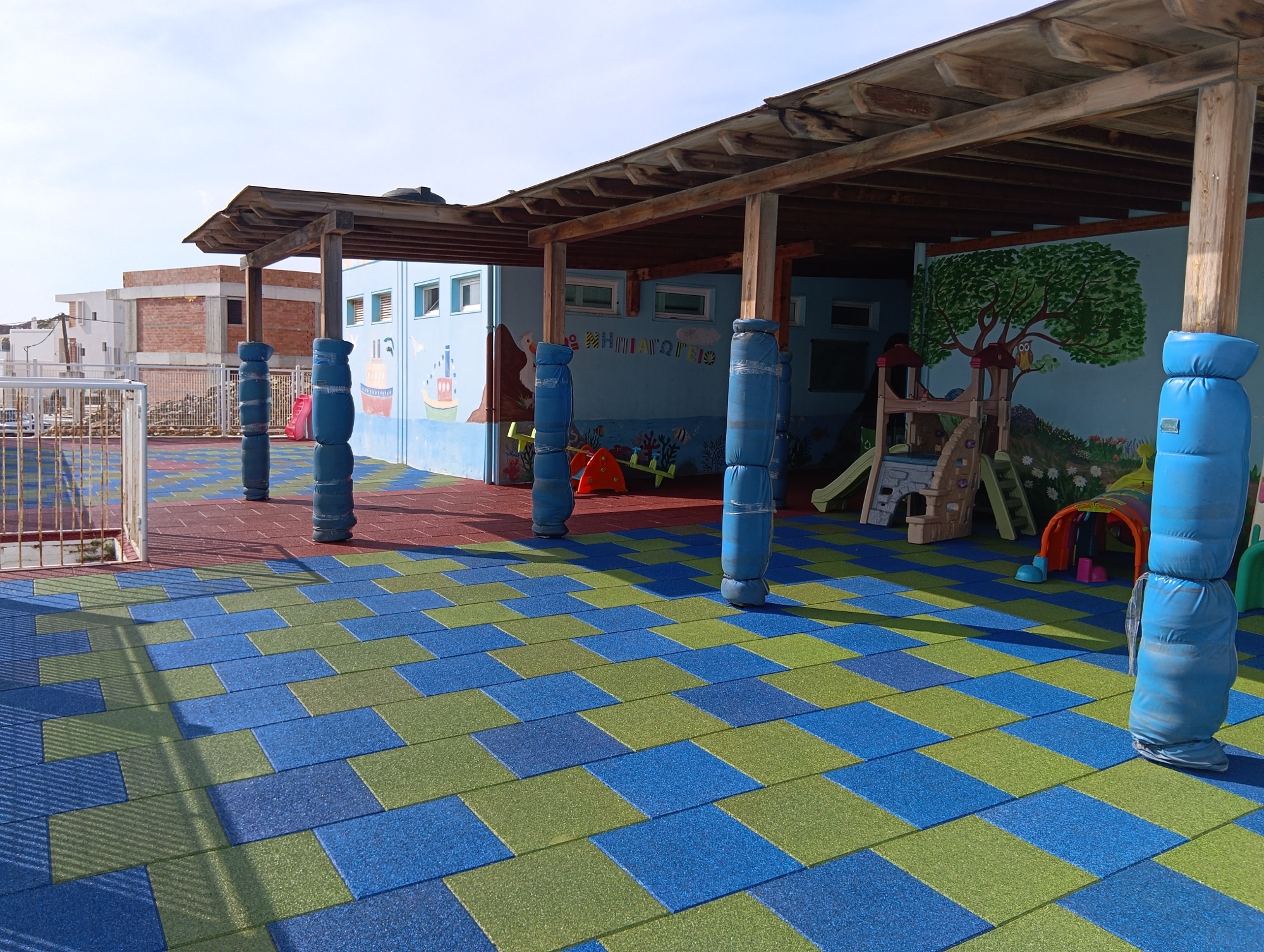 Αναβάθμιση του Σχολικού Χώρου με τον Νέο Τάπητα στο 2ο 2/θ Νηπιαγωγείο Τήνου