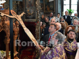 Αποκαθήλωση στην Ιερά Νήσο Τήνο (ΦΩΤΟ)